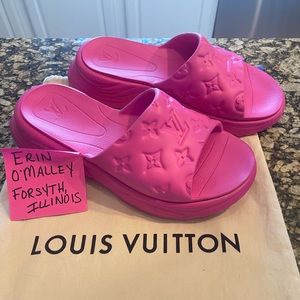NWOT Louis Vuitton Pink Pillow Pool Mules EU 39/US 8